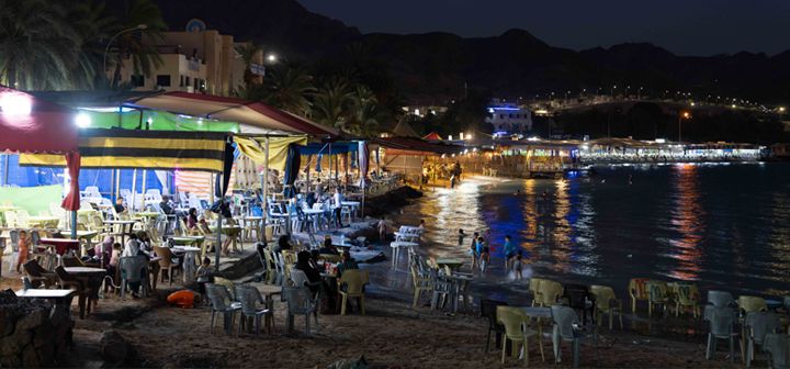 Al Hafayer Beach: A Peaceful Escape with Traditional Cafes